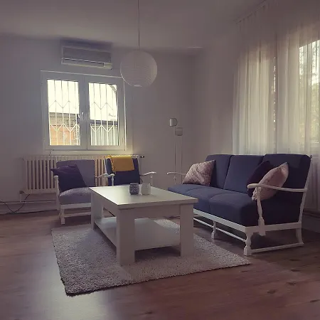 Cosy And Chic... Parking Included Apartment