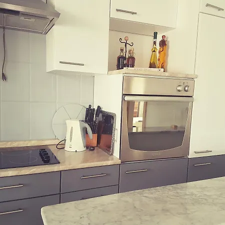 Cosy And Chic... Parking Included Apartment