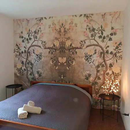 Cosy And Chic... Parking Included *